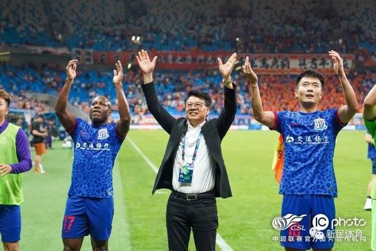 女人趴到床脱了内裤打光屁股视频