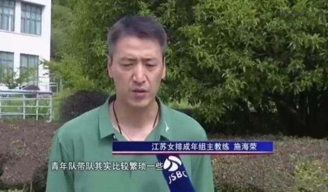岳在厨房故意让我挺进